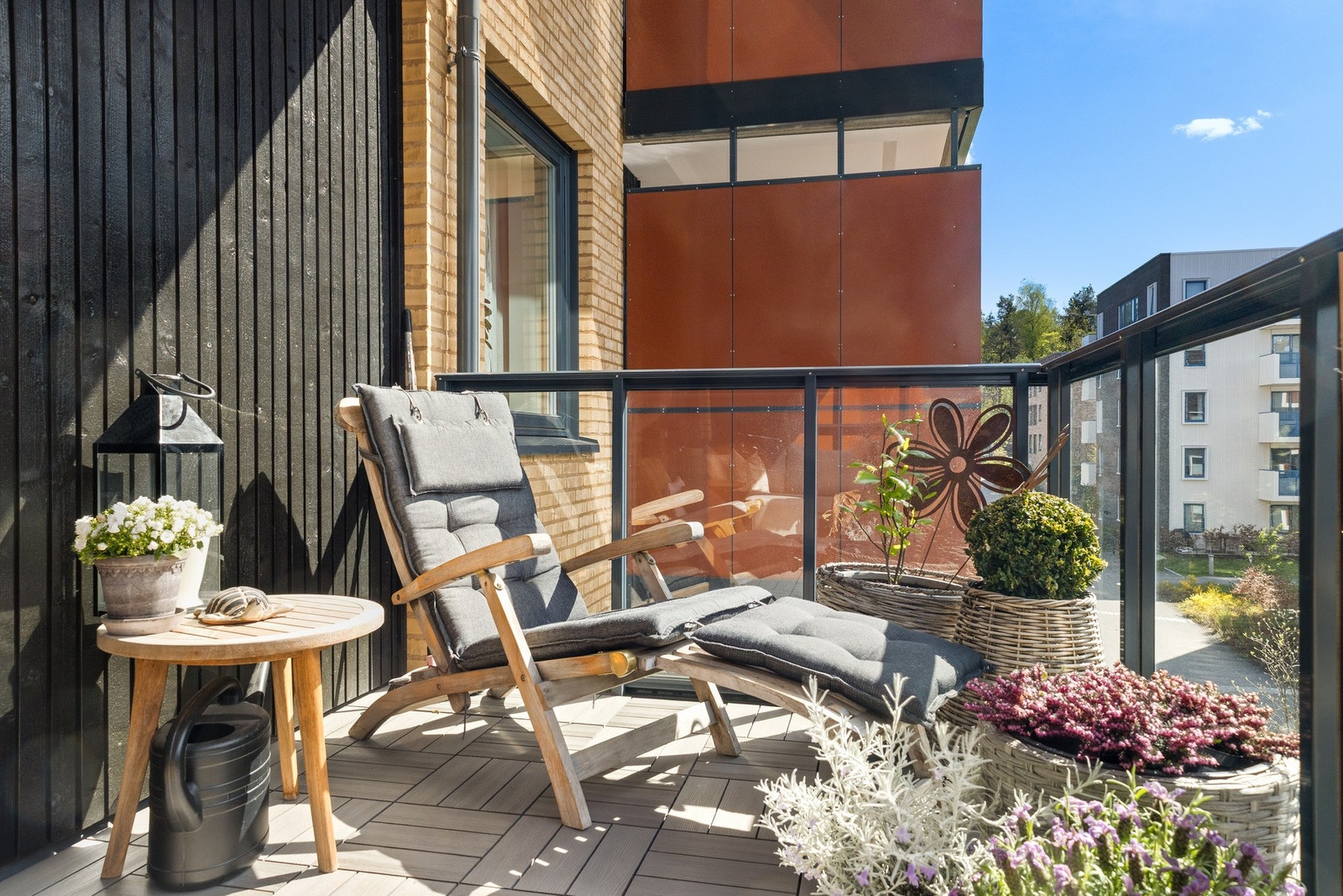 Utgang til vestvendt, solrik balkong Galleribilde
