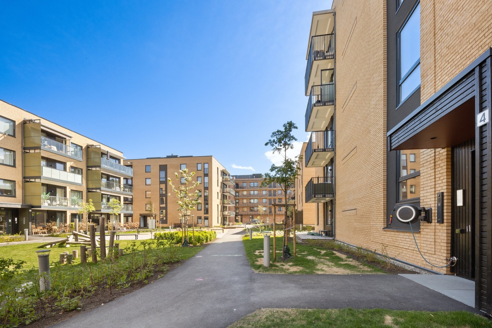 Pent opparbeidet uteområde med grøntarealet, lekeplass for barna m.m. Galleribilde