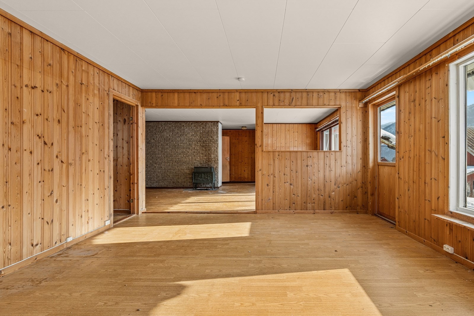 Romslig stue. Galleribilde