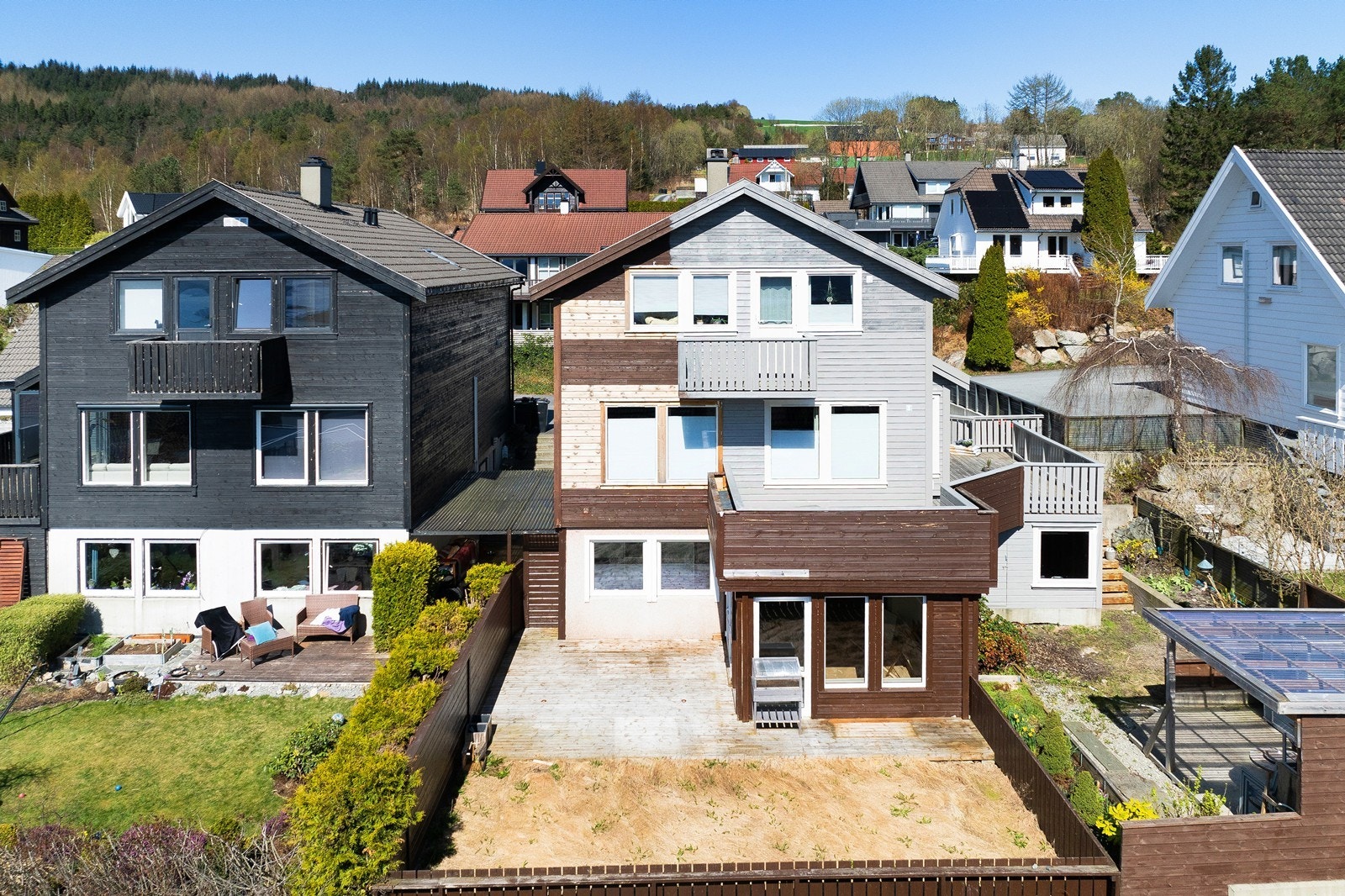 Leiligheten er en del av en tomannsbolig som ligger i underetasjen, med egen hage. Galleribilde