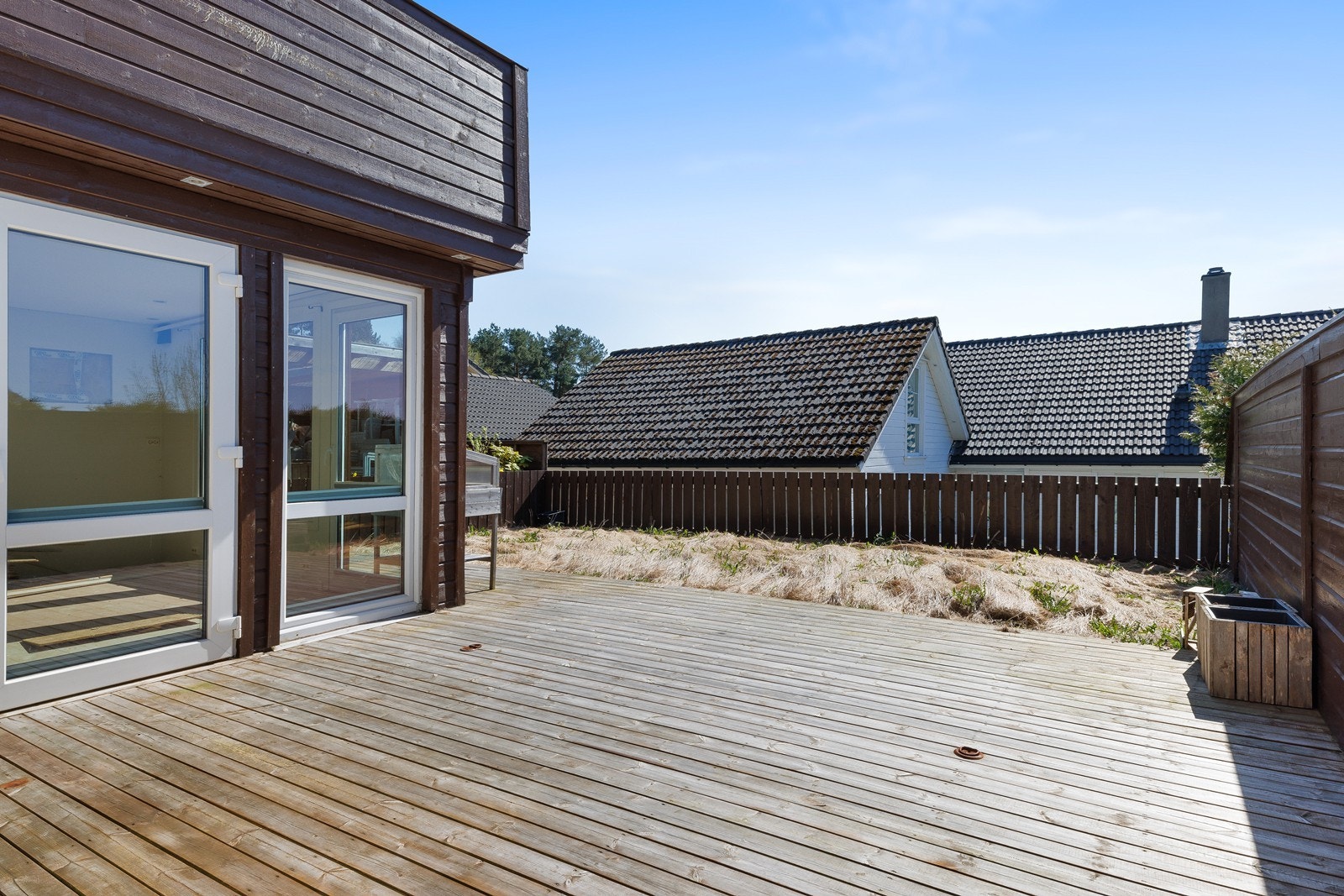 Stuen fikk et tilbygg i 2018, men dette er i dårlig stand og anbefales revet og gjenoppbygd. Galleribilde