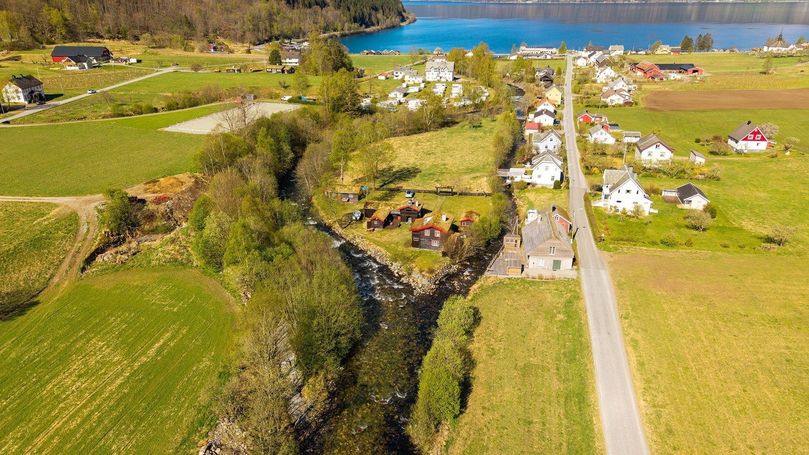 Beliggenheten kombinerer landlig idyll med enkel adkomst til tjenestene i nærområdet. Galleribilde