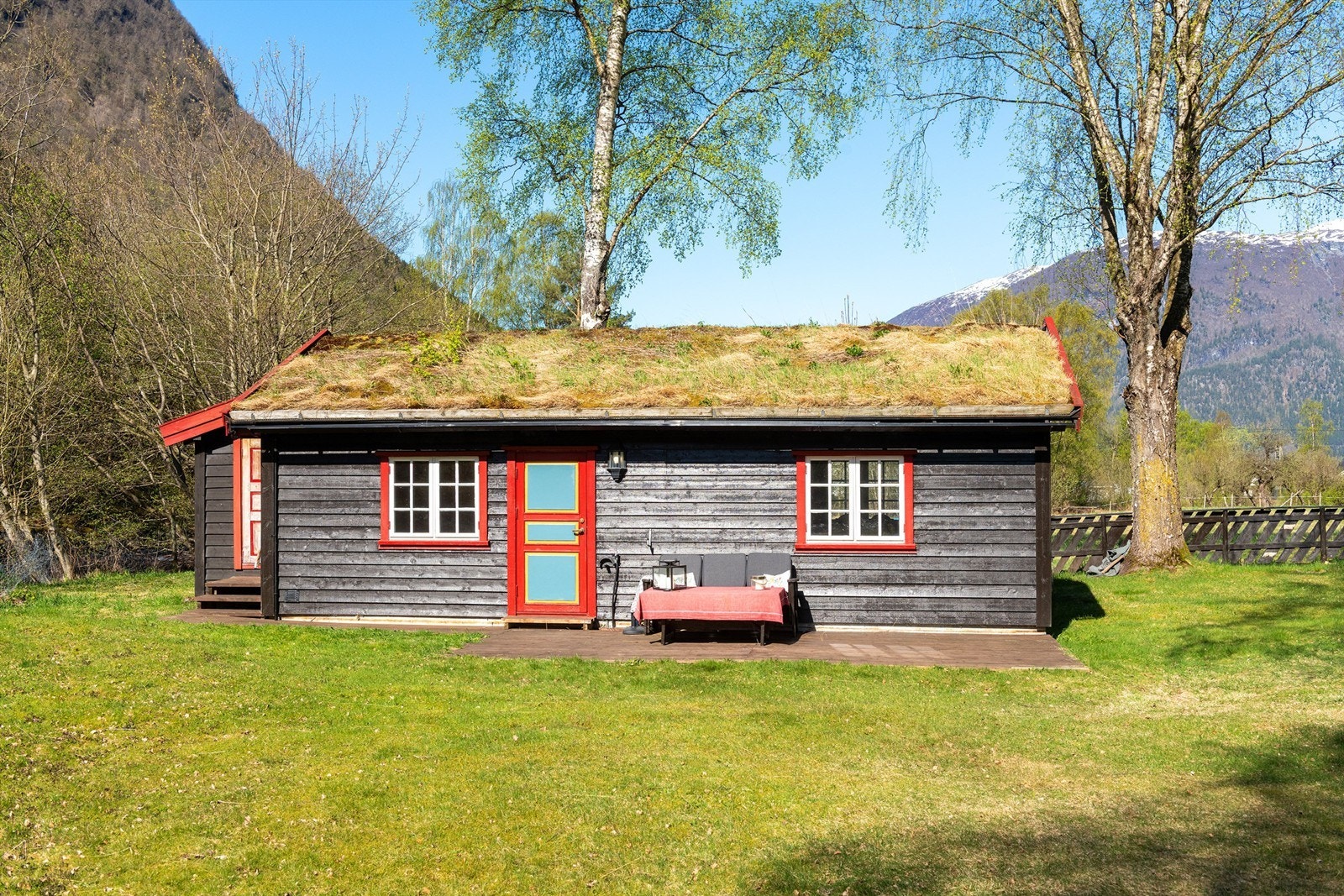 En praktisk og moderne hytte som komplementerer de eldre bygningene på tunet. Galleribilde