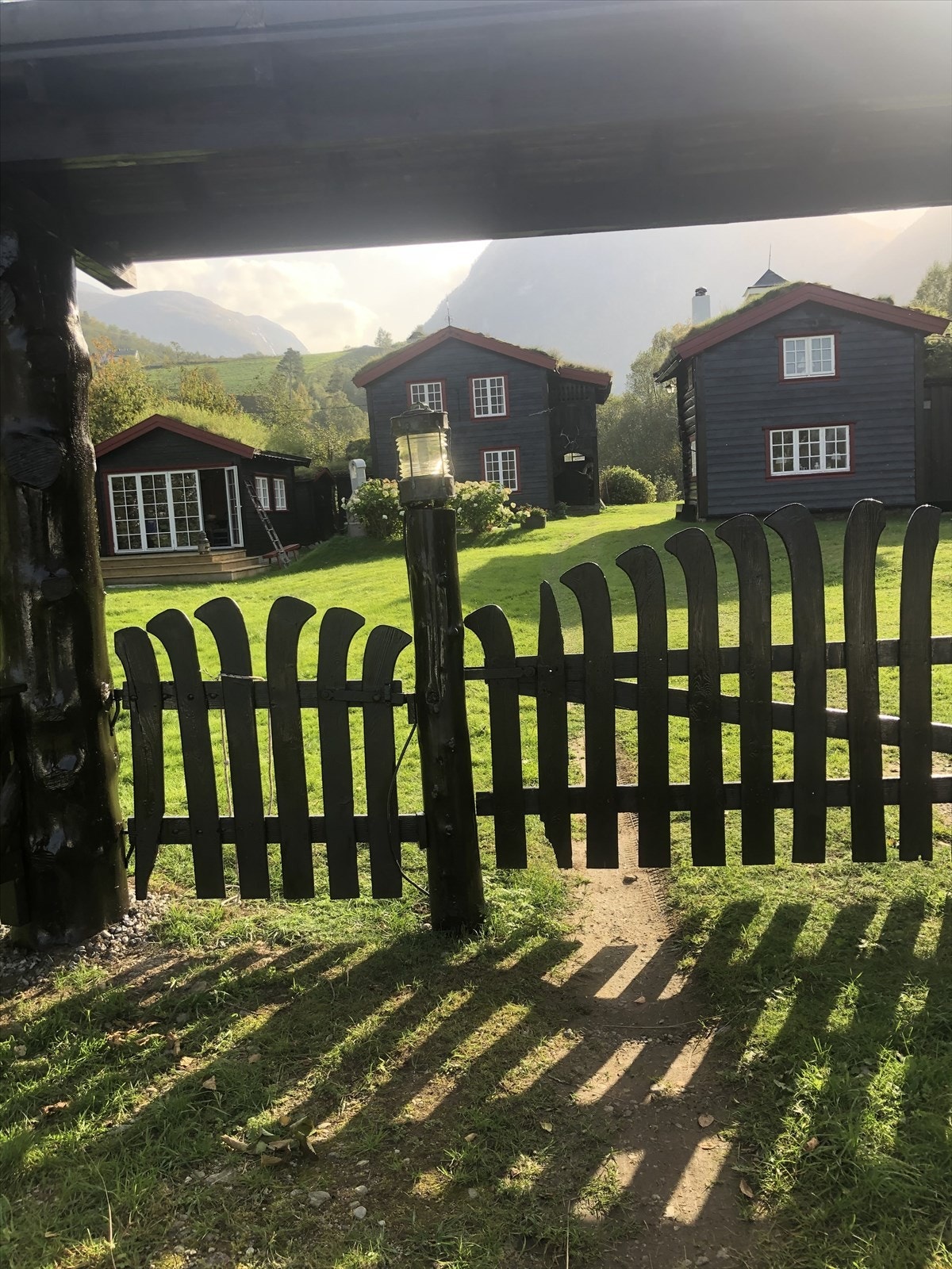 En sjarmerende port ønsker deg velkommen inn på tunet. Galleribilde
