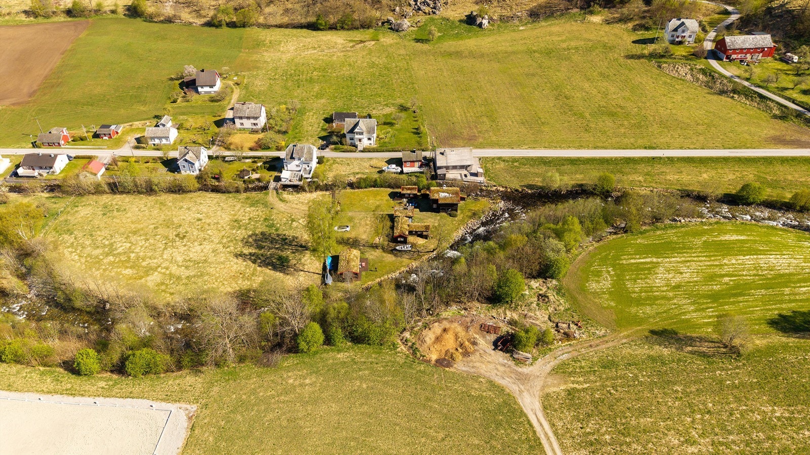 Eiendommen ligger i et område med spredt bebyggelse og landlig karakter. Galleribilde