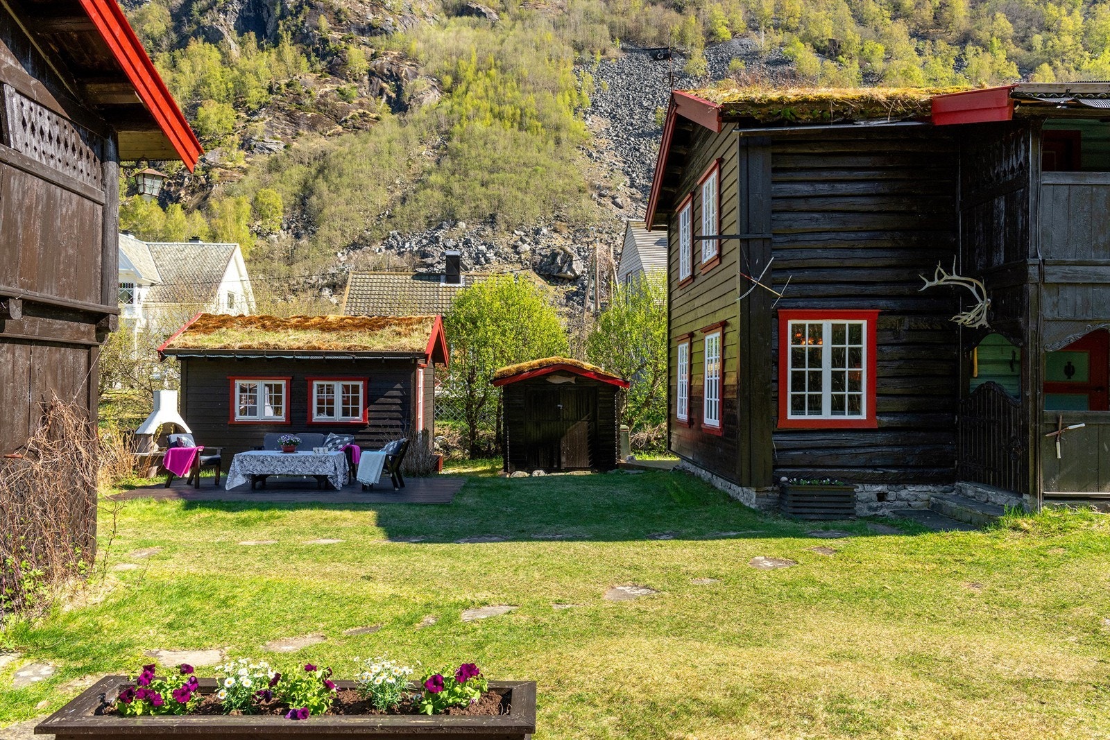 Store, flotte uteområder egner seg for lek og ballspill for hele familien. Galleribilde