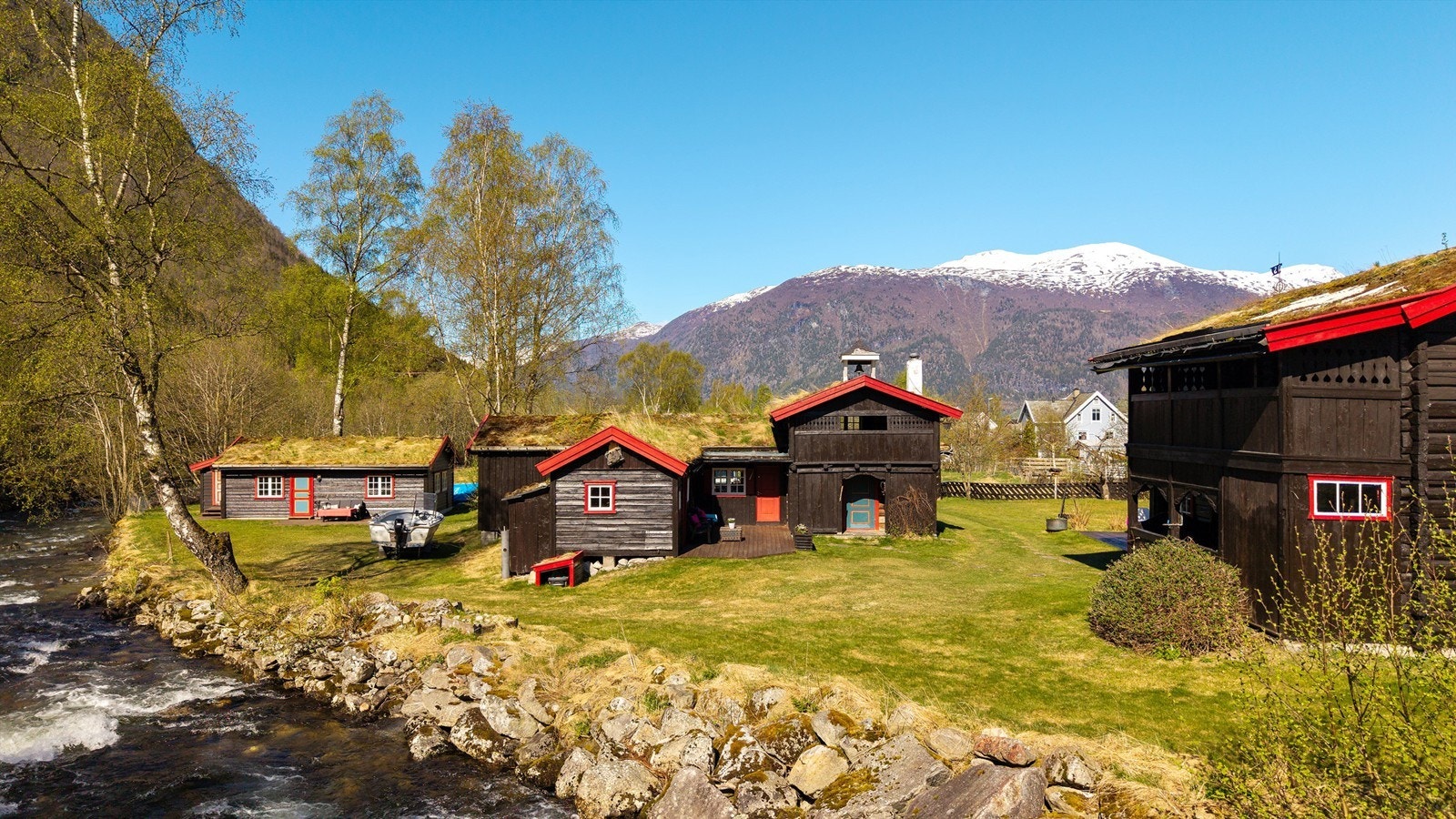 Med Storelva rennende langs tomtegrensen har du naturen helt innpå deg. Galleribilde