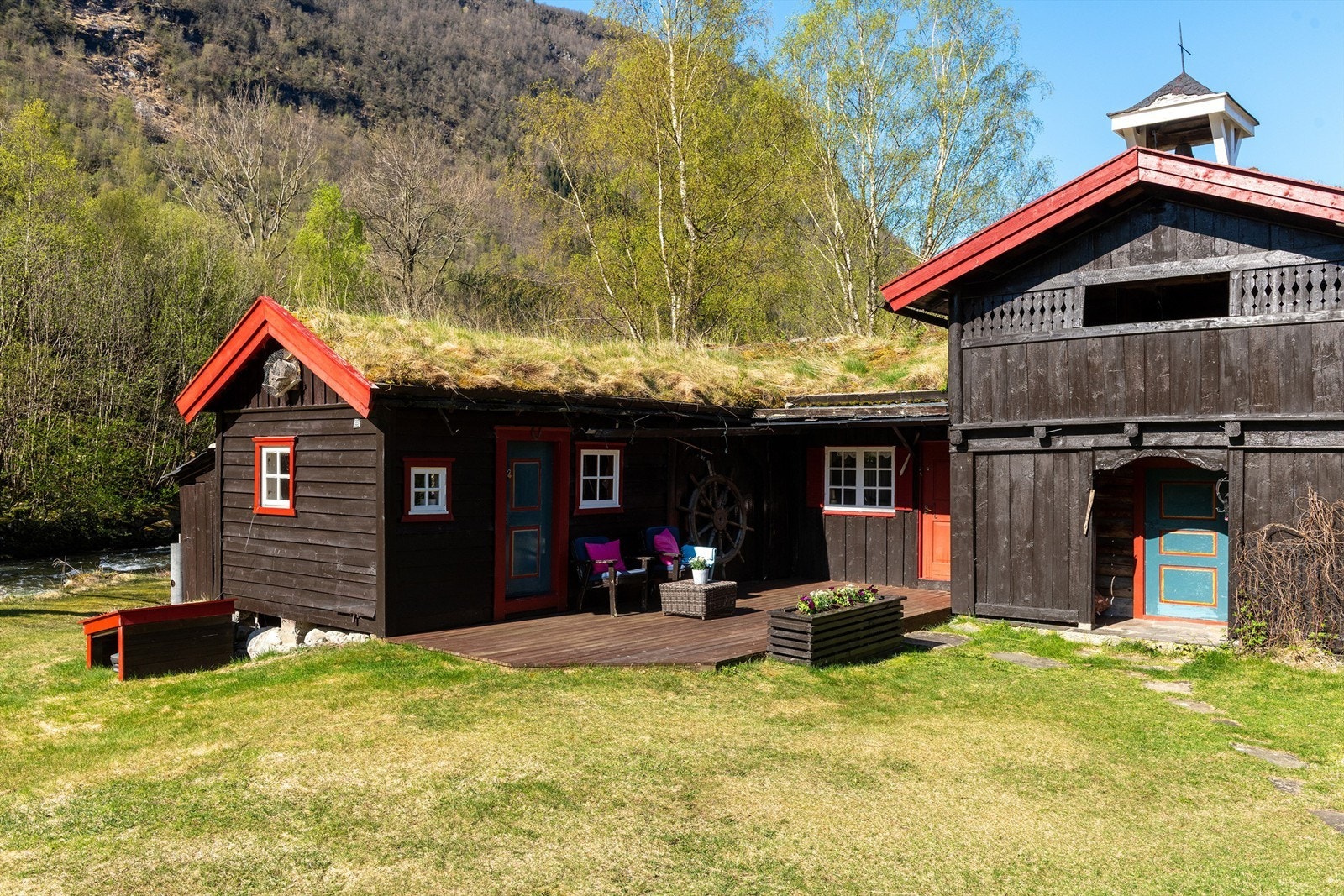 Terrassen ved stabburet er en lun og usjenert uteplass på 19 m². Galleribilde