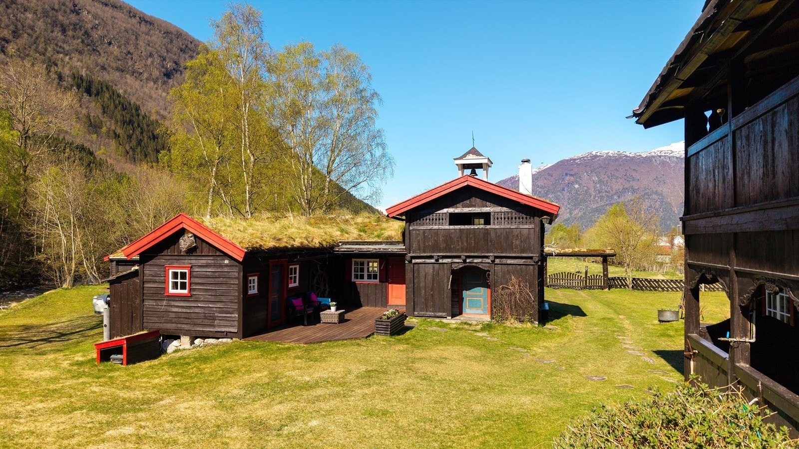 Stabburet er en av de fire bygningene på tunet, og fungerer som en selvstendig boenhet med egen terrasse. Galleribilde