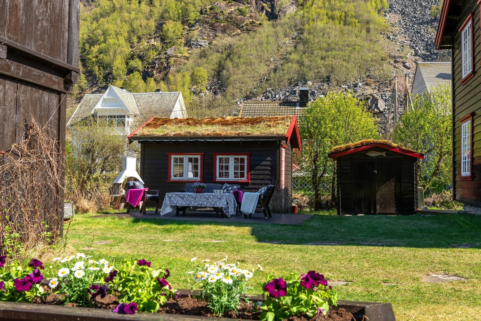 Den frittstående utestuen fra 2017 er et perfekt samlingssted for måltider, med egen uteplass. Galleribilde