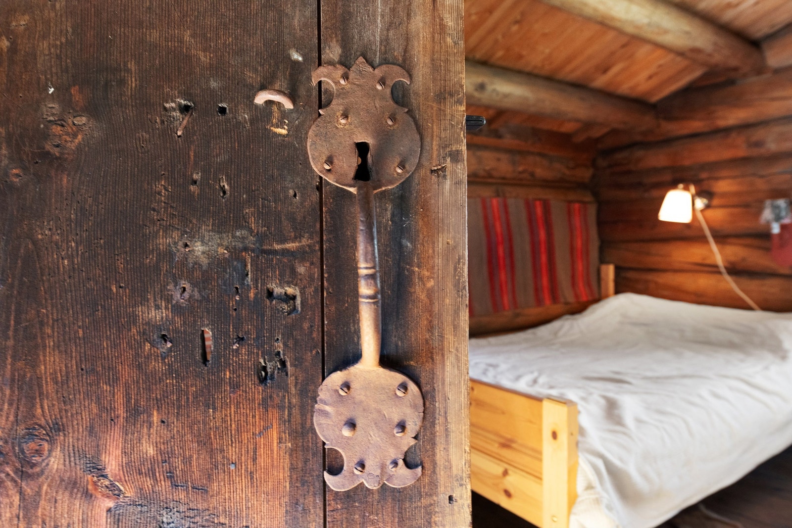 Autentiske detaljer som gamle dører og låser er bevart. Galleribilde