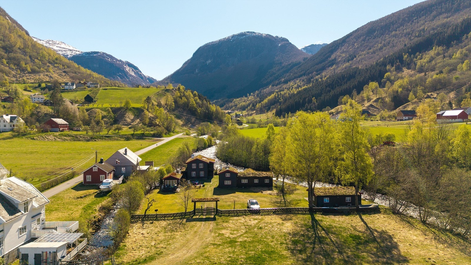 Området byr på utallige turmuligheter, og vinterstid er det tilgang til langrennsløyper. Galleribilde
