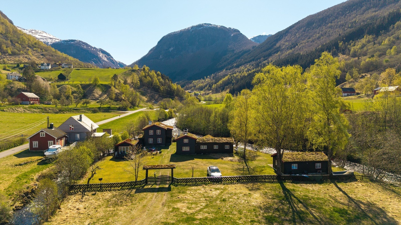 Eiendomsmegler Christian Nogva Aarseth har gleden av å presentere Dalssida 43 i Norddal! Et særpreget hyttetun med fire bygninger, fredelig plassert med Storelva rennende forbi. Galleribilde