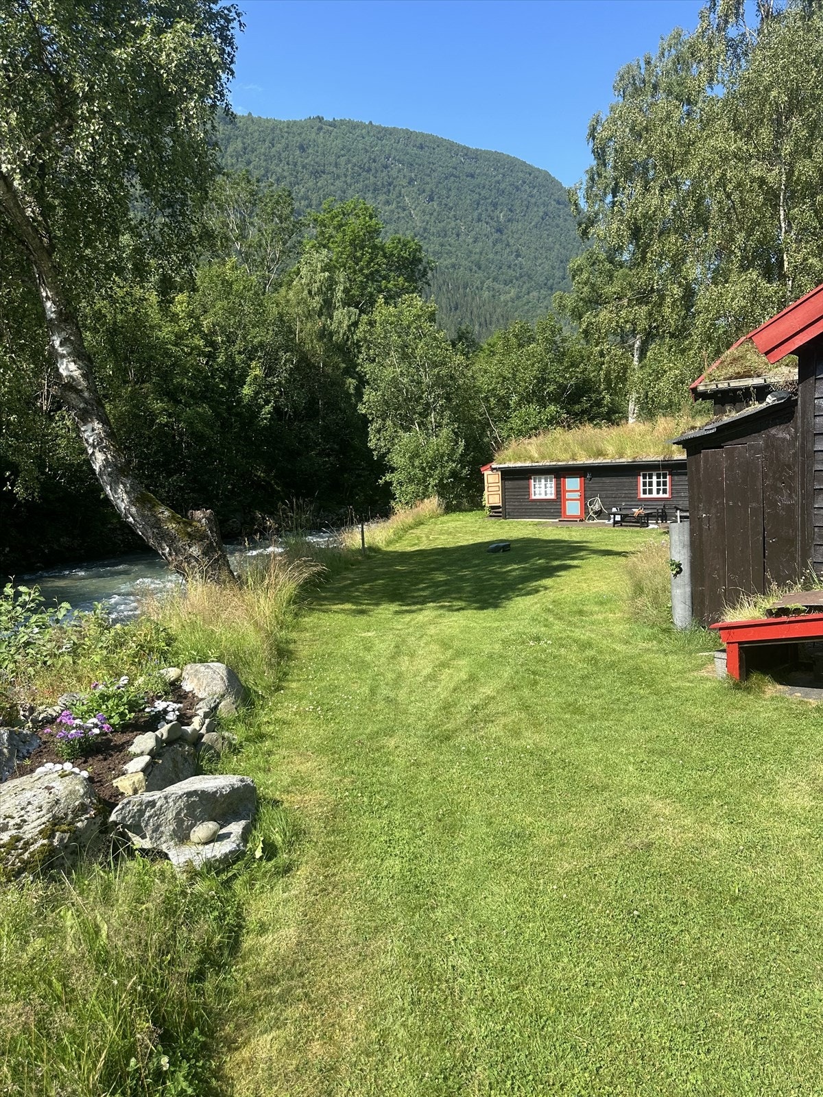 Langs elvebredden er det fine områder for rekreasjon. Galleribilde