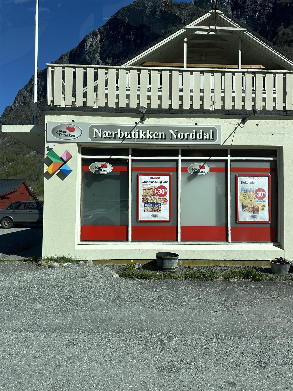 Nærbutikken Norddal ligger i gangavstand og dekker de daglige behovene. Galleribilde