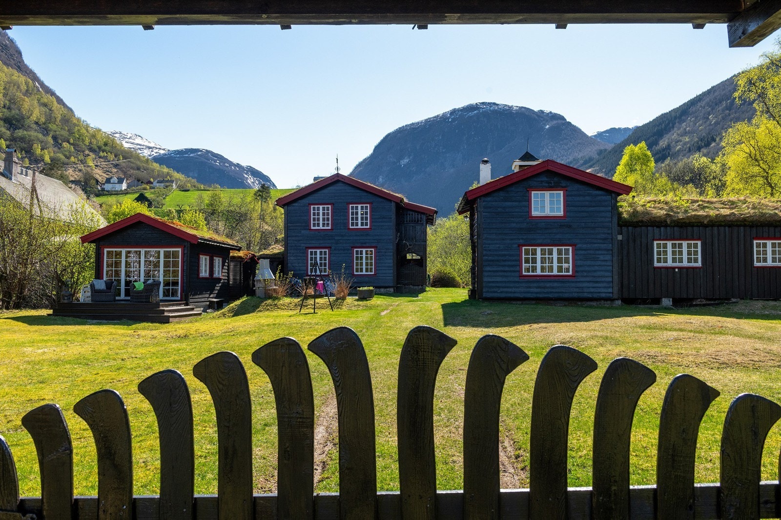 Fra porten ser du innover det romslige tunet med de fire bygningene. Galleribilde