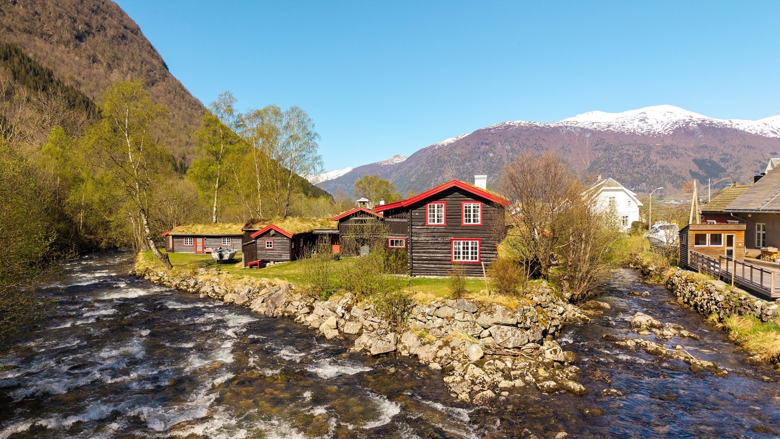 Elven gir en flott ramme rundt eiendommen. Galleribilde