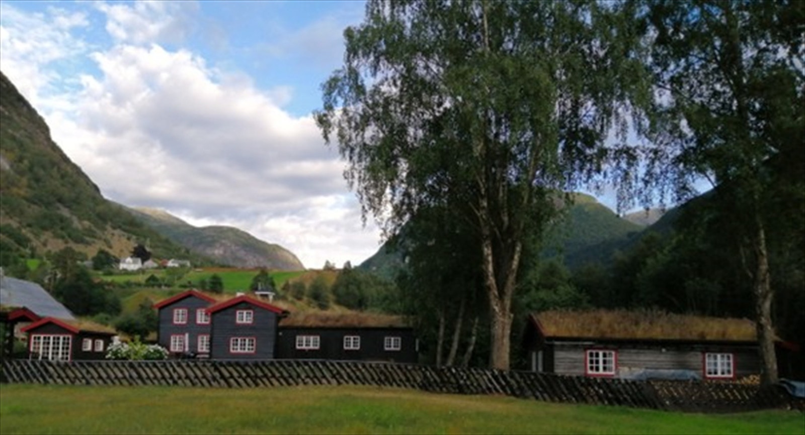 Eiendommen er omkranset av storslått vestlandsnatur. Galleribilde