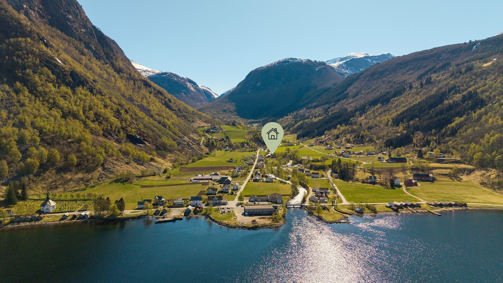 Eiendommen ligger i naturskjønne omgivelser, med fjorden og småbåthavn kun en kort spasertur unna. Galleribilde