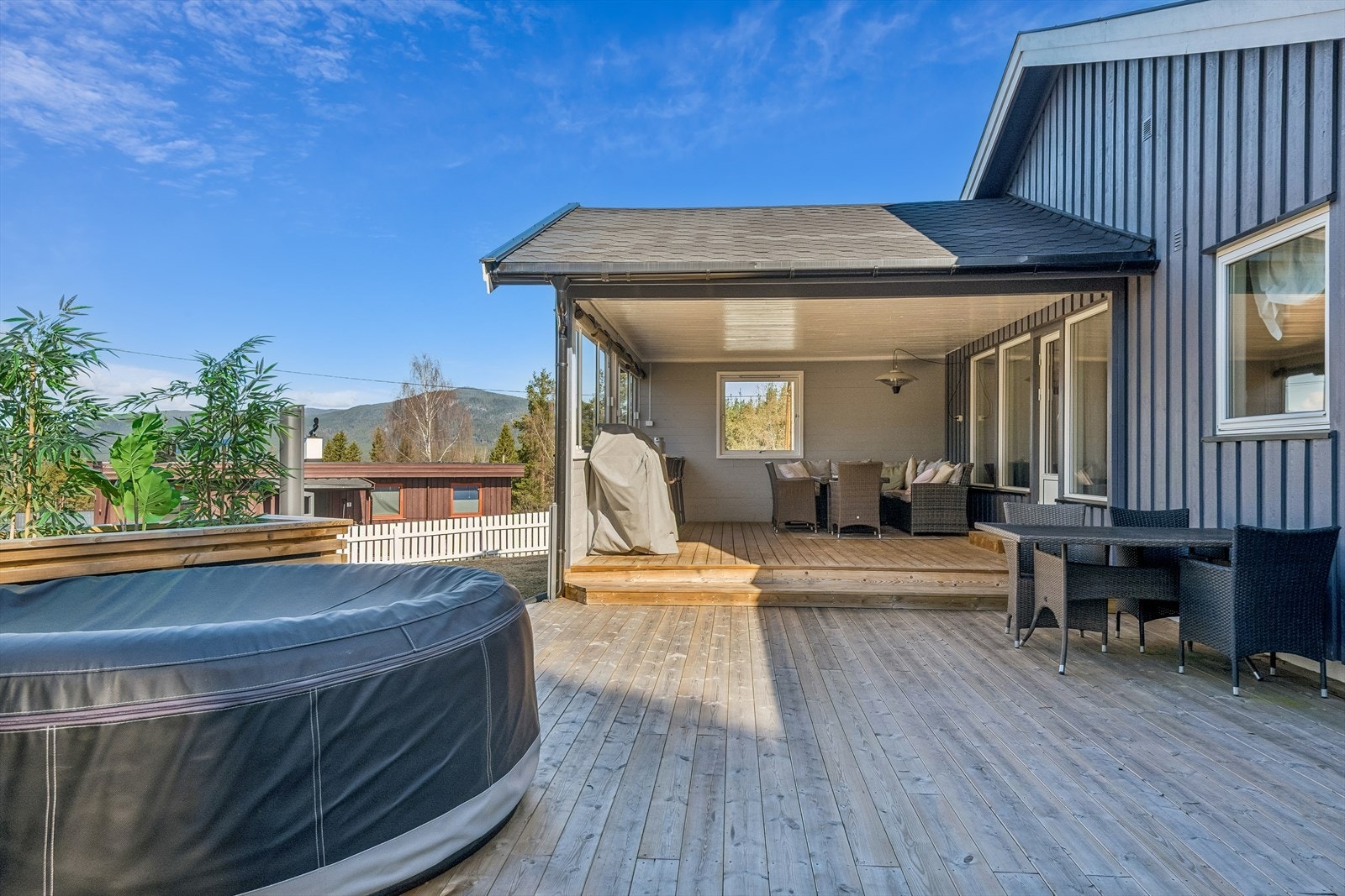 Fra stuen er det utgang til en stor terrasse på totalt 85 m², med god plass til flere sittegrupper. Galleribilde