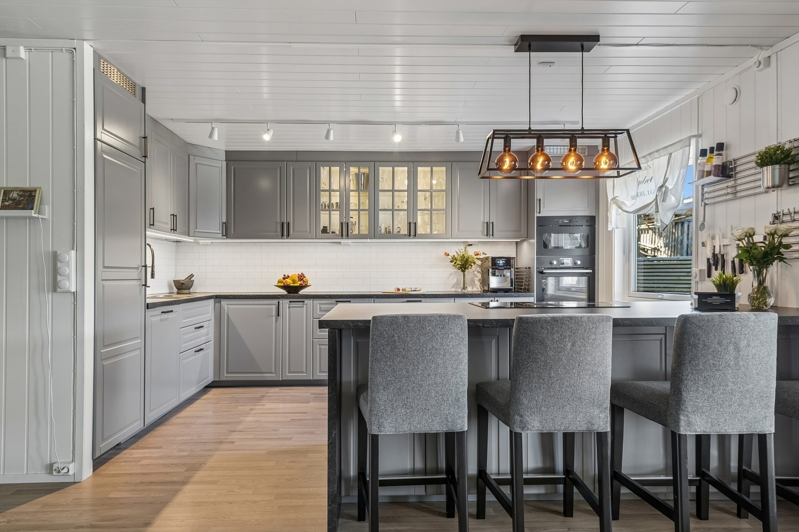 Kjøkkenet fra 2023 er levert av IKEA og har en praktisk kjøkkenøy med sitteplasser. Galleribilde