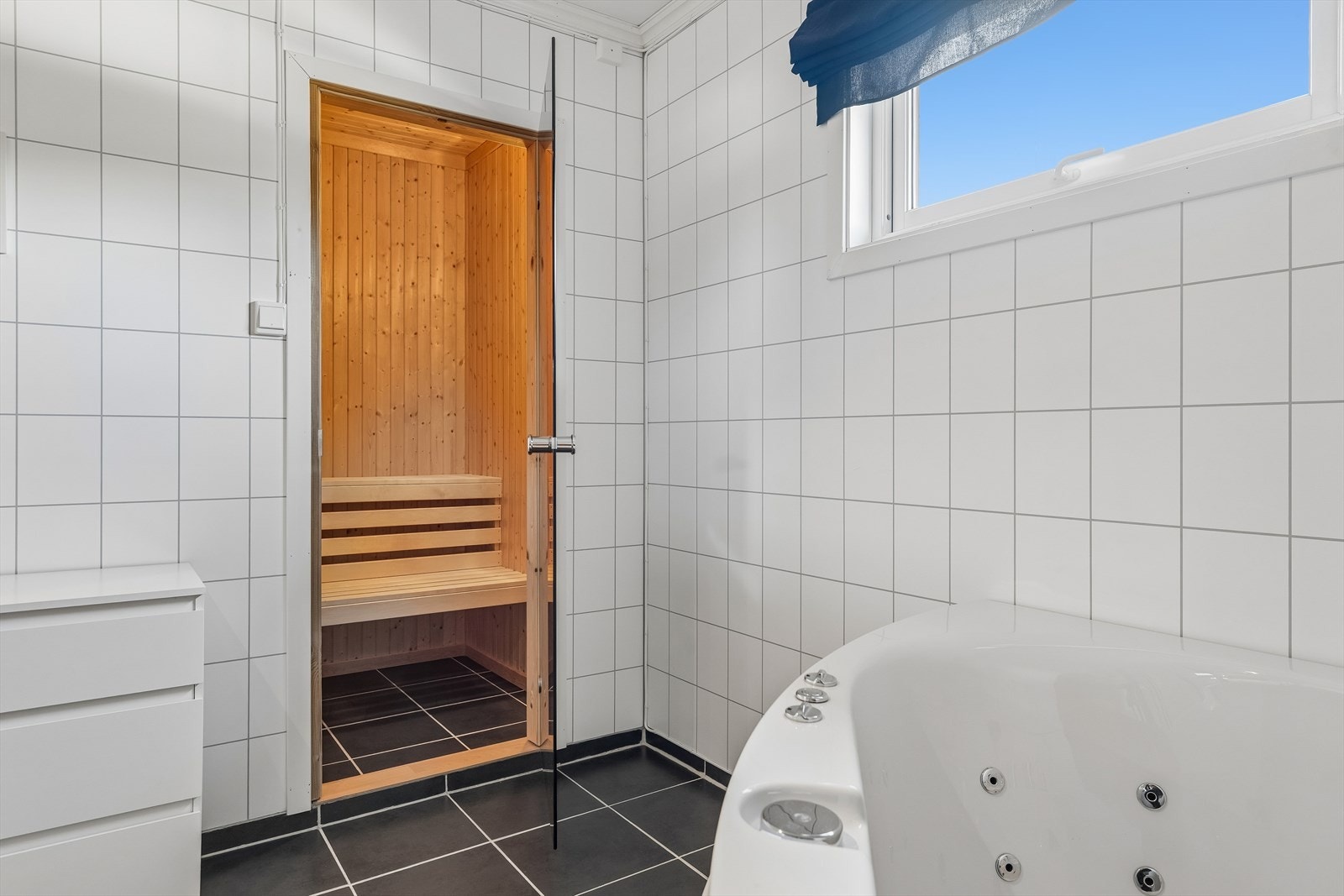 Fra badet er det inngang til en egen badstue. Galleribilde