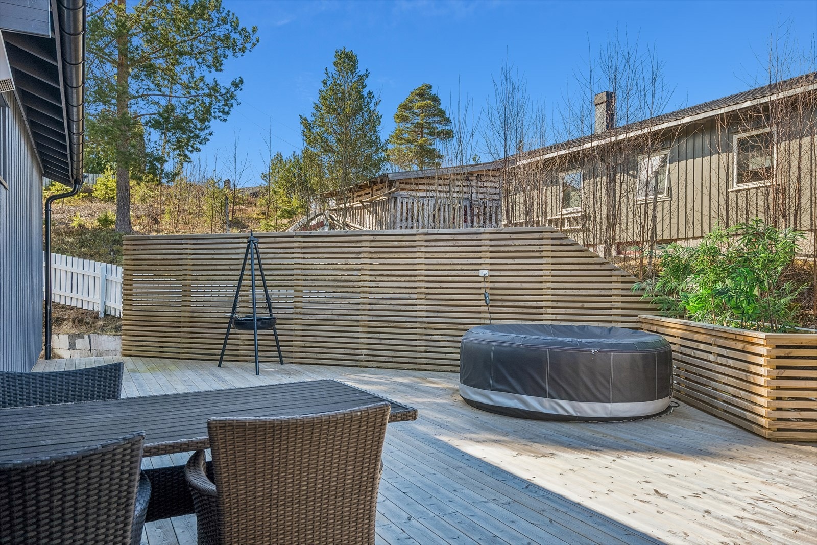 Uteplassen er delvis skjermet med levegg, og har rikelig med plass for både grilling og avslapning. Galleribilde