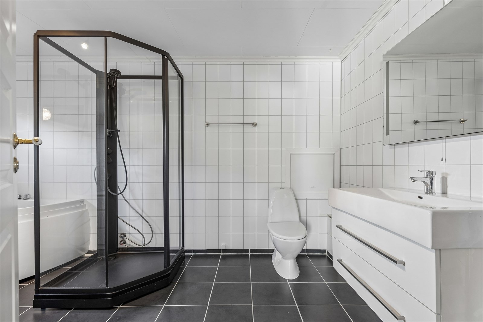 Baderomsinnredning med nedfelt servant og god oppbevaringsplass. Rommet har mekanisk avtrekk. Galleribilde
