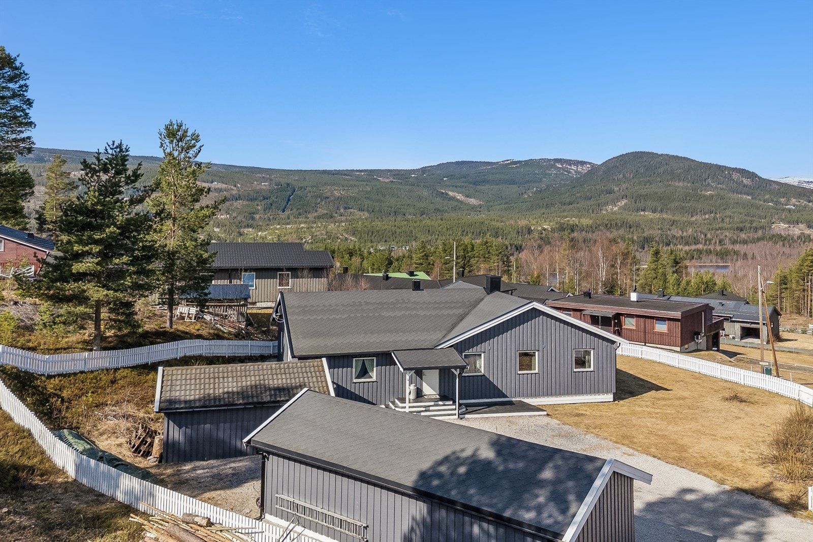 Eiendommen ligger i et etablert og familievennlig område med nærhet til skog og mark, perfekt for tur- og friluftsliv. Galleribilde