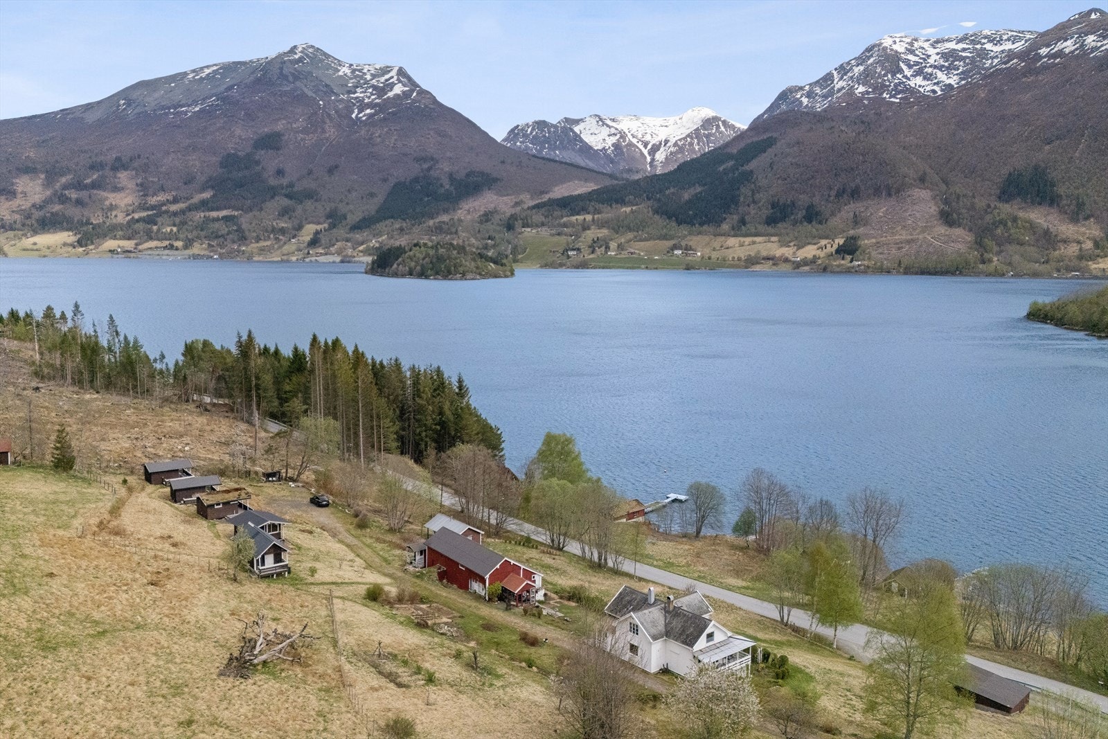 Omgitt av storslått natur med fjell og fjord. Galleribilde