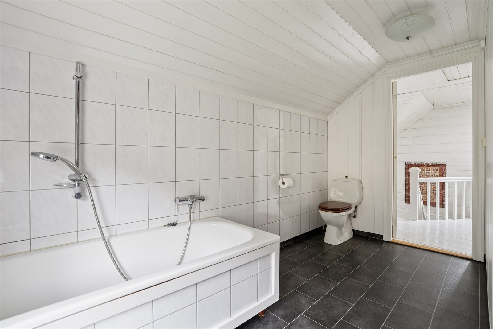 Badet i andre etasje ble oppgradert i 2012 med nye overflater samt vann- og røranlegg. Galleribilde