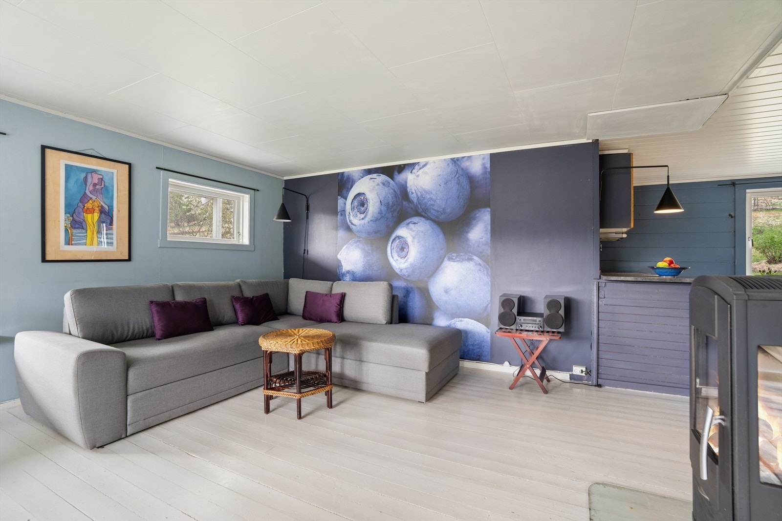 Romslig stue med god plass til en stor sofagruppe. Galleribilde