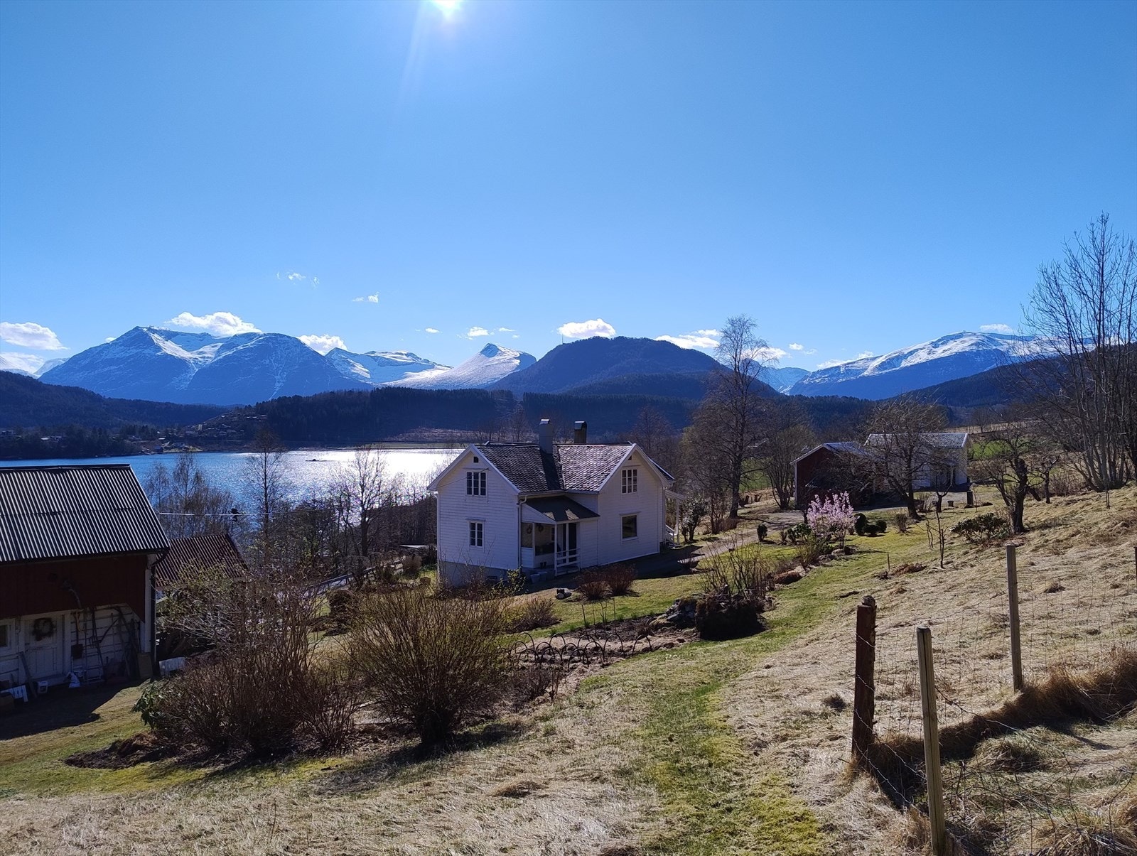 Flott utsikt mot fjord og fjell Galleribilde