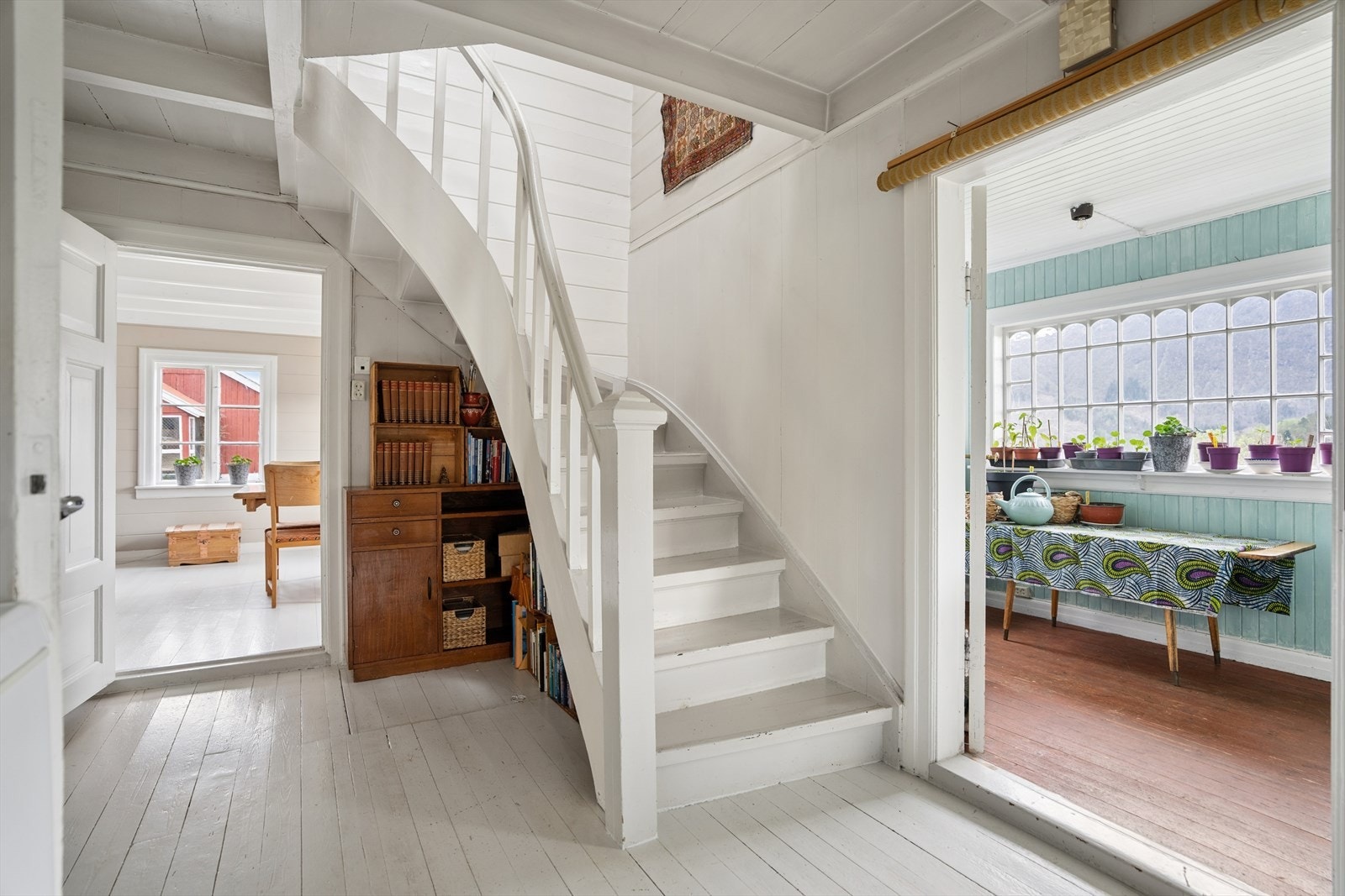 Den malte tretrappen med tette opptrinn binder etasjene sammen. Galleribilde
