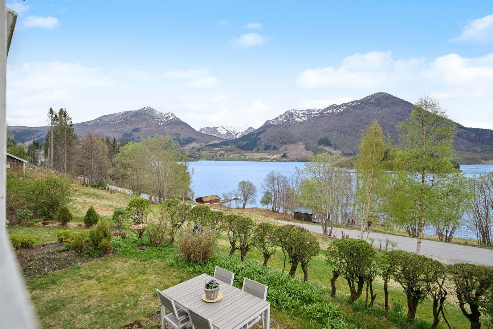 Utsikt fra verandaen mot Rødvenfjorden. Galleribilde