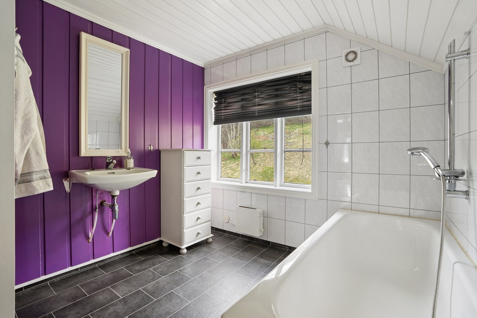 Innredet med badekar, servant og toalett. Rommet har elektrisk vifte for god ventilasjon. Galleribilde