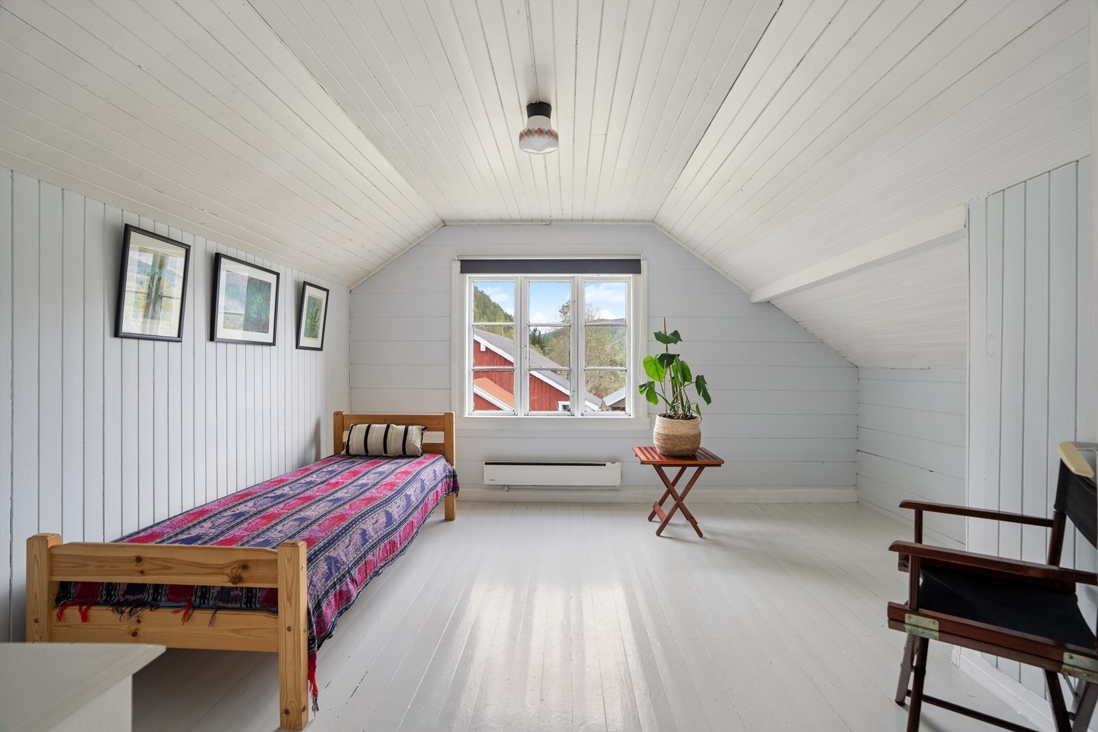 Også dette soverommet har en gjennomgående stil med malte treoverflater. Galleribilde