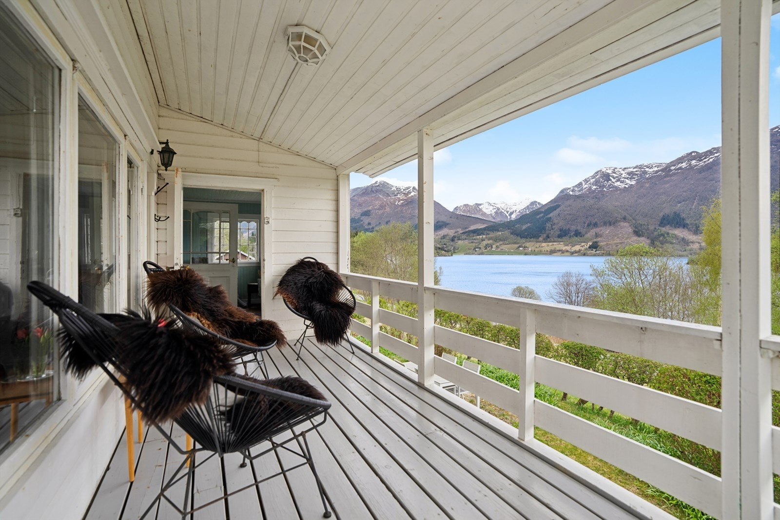 Verandaen er bygget i treverk og har god plass til en sittegruppe. Galleribilde