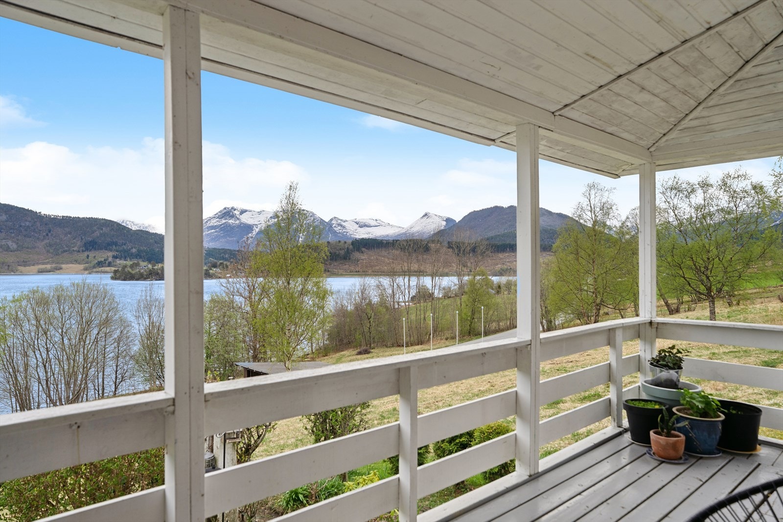 En lun og skjermet uteplass med utsikt over eiendommen og landskapet. Galleribilde