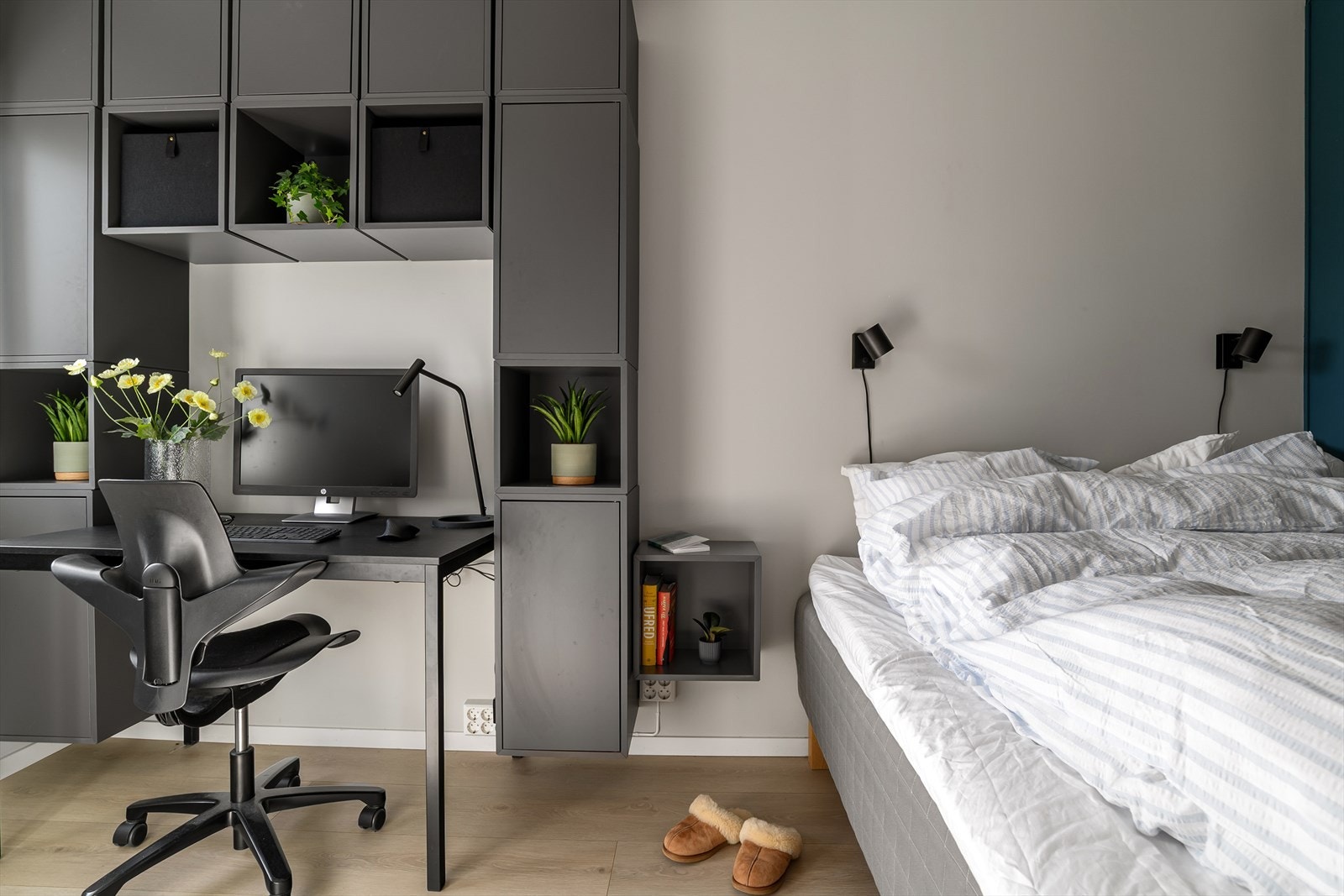 Plassbygd hyllereol for kontorplass Galleribilde