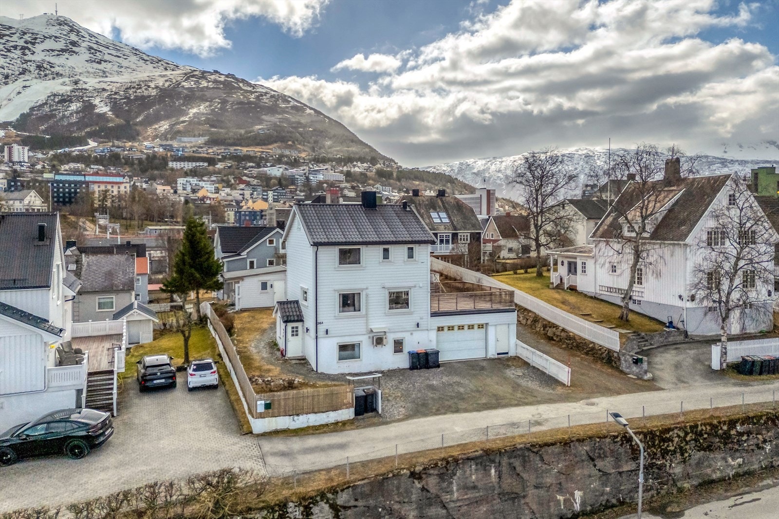 Her er det parkering på eiendommen og i garasjen, uthus i hagen. Galleribilde