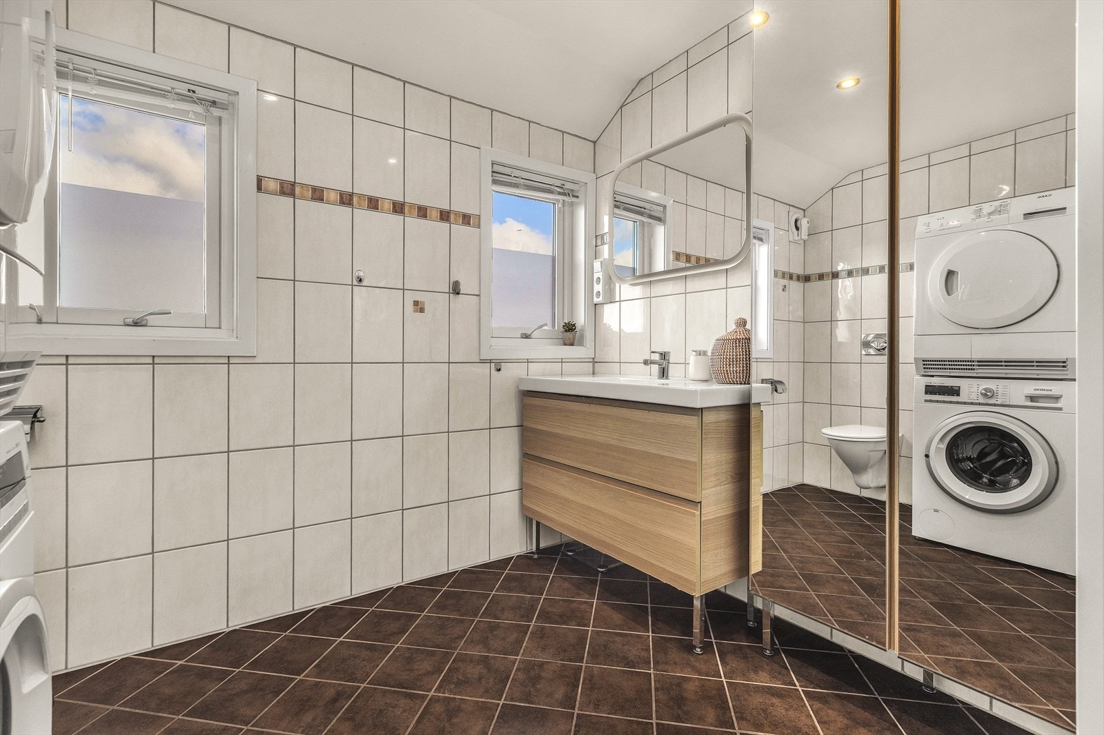 Romslig bad utstyrt med moderne baderomsinnredning og speil, rikelig med oppbevaringsplass Galleribilde