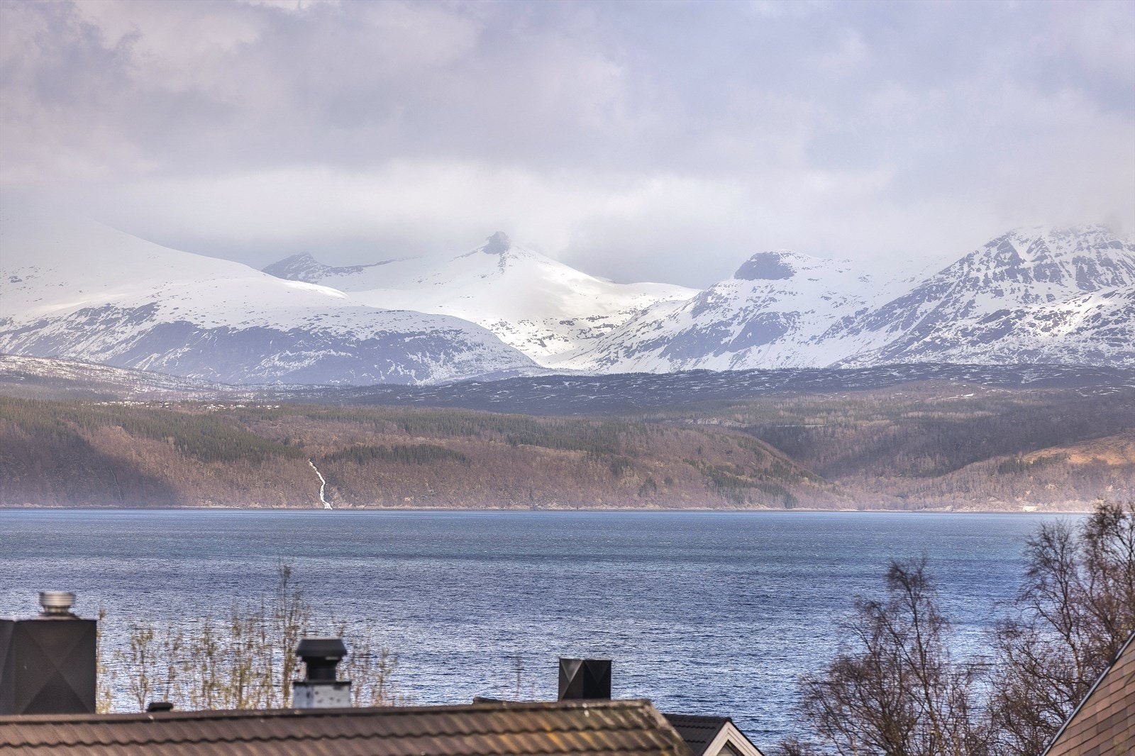 Fantastisk utsikt over både fjord og fjell Galleribilde