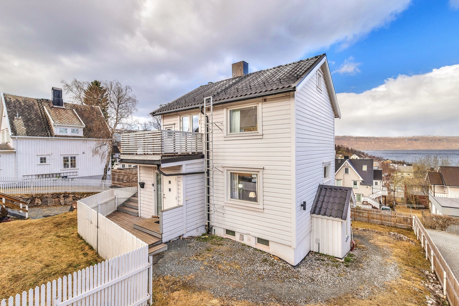 Adkomst til boligens hoveddel på baksiden. Galleribilde
