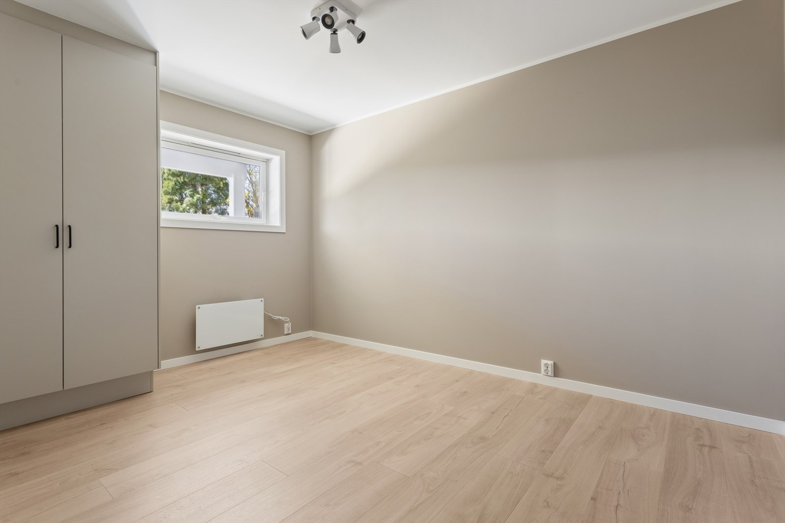 Et av de tre soverommene i underetasjen, med plass til seng og garderobe. Galleribilde