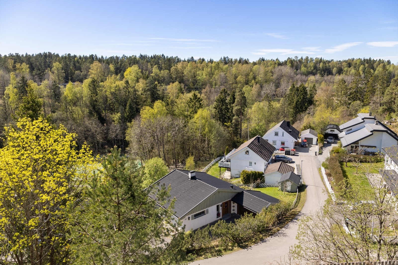 Eiendommen ligger i et attraktivt og barnevennlig område med umiddelbar nærhet til Østmarkas turmuligheter. Galleribilde