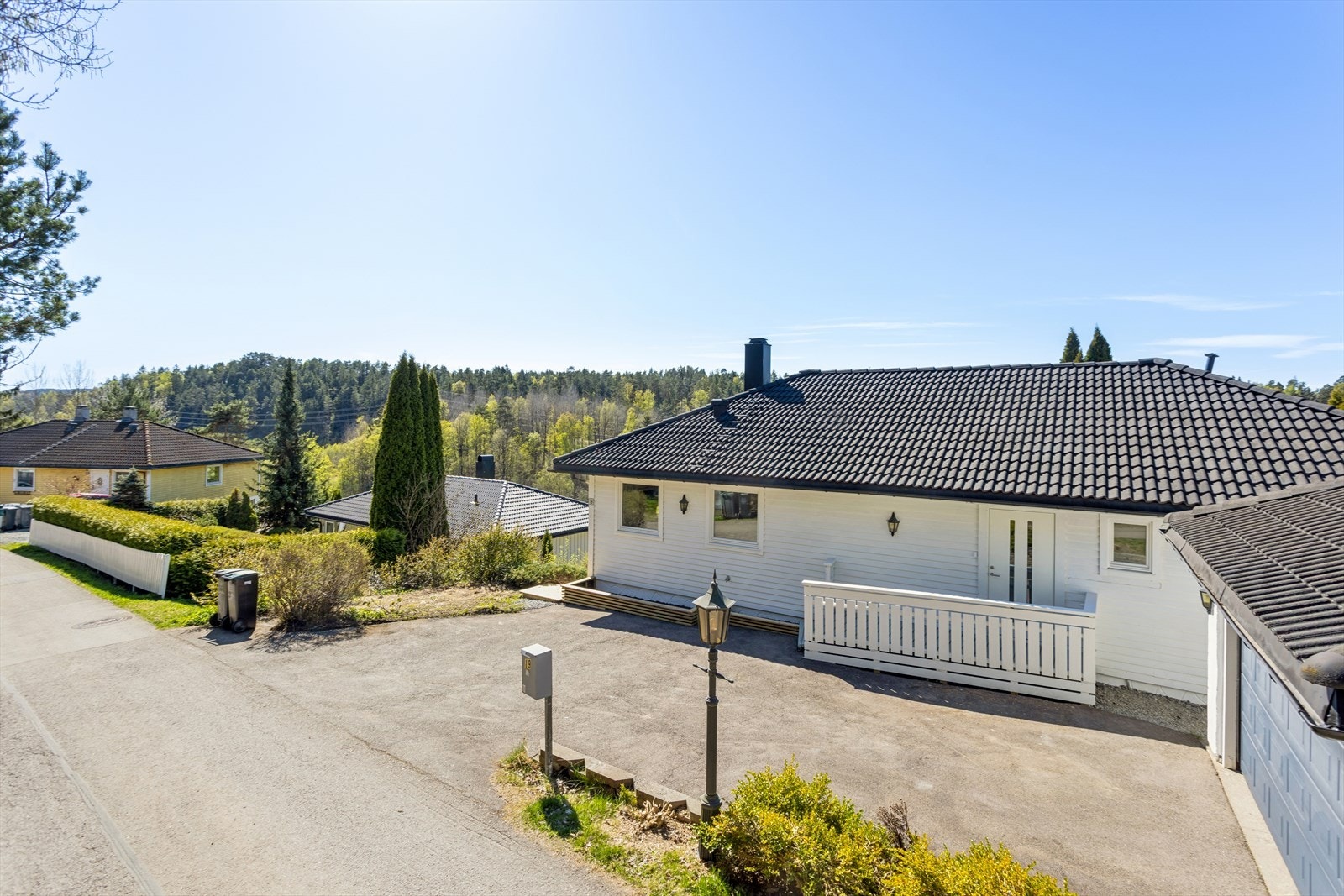 Nordre Dals vei 19 er en betydelig oppgradert enebolig i et etablert og barnevennlig boligområde på Dal/Brenna. Galleribilde