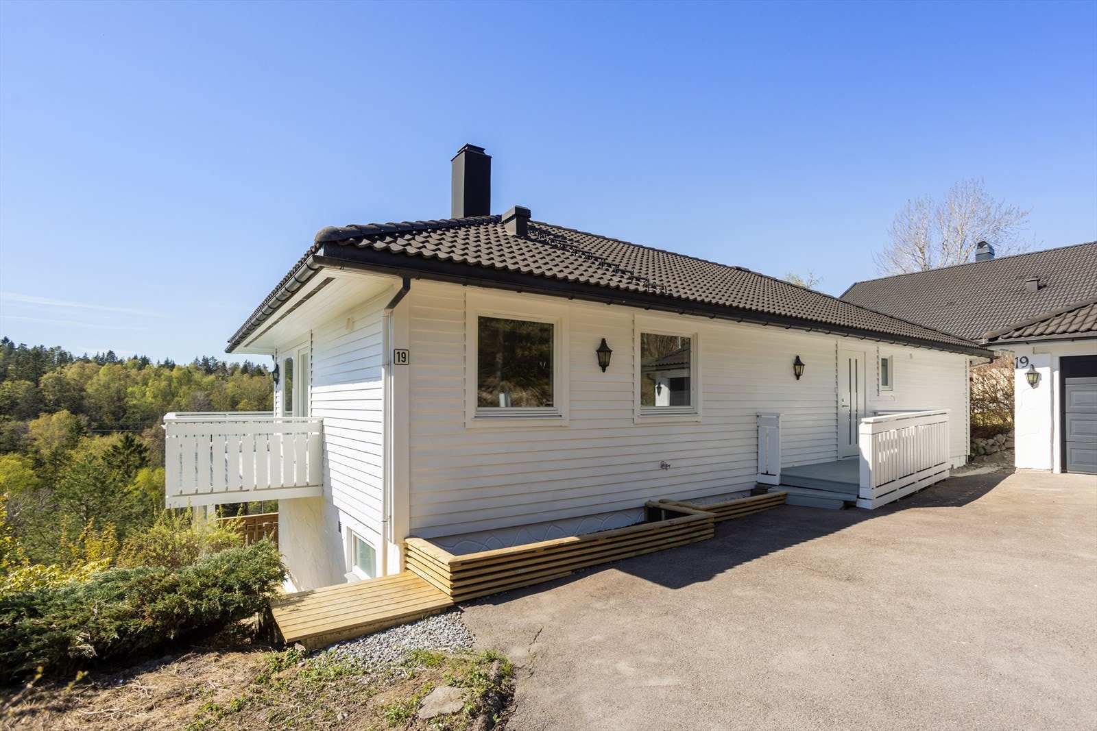 Det er to inngangspartier, ett i hver etasje, samt trapperom mellom etasjene. Galleribilde