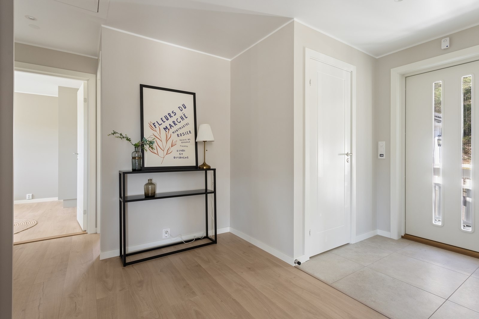 Entréen i 1.etasje er innredet med skyvedørsgarderobe og har fliser og laminat på gulv samt WC. Galleribilde
