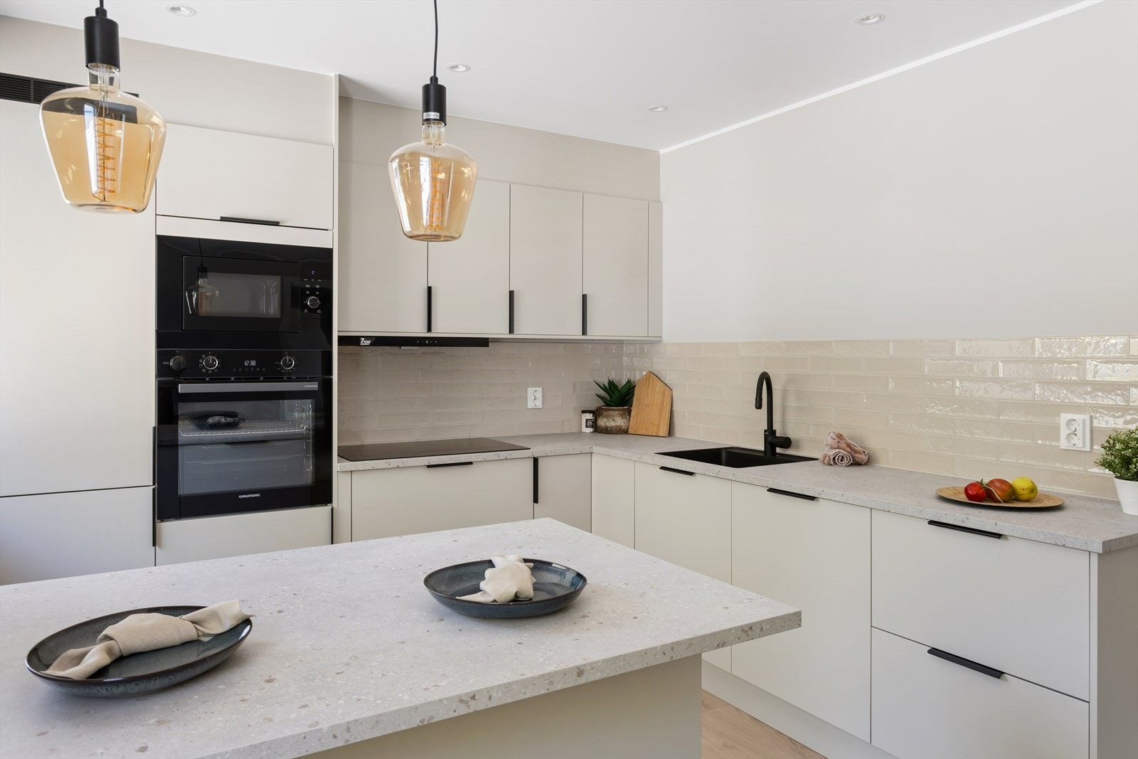 Benkeplate i laminat og ventilator over platetoppen. Galleribilde